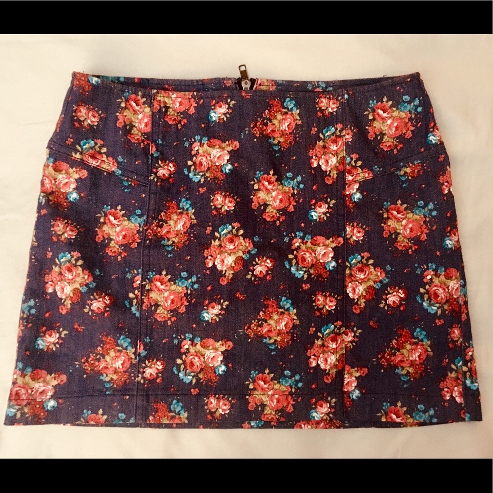 Forever 21 Denim Floral Mini Skirt ✨